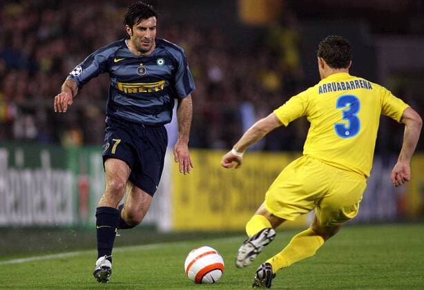 Luis Figo (li., Inter) gegen Rodolfo Martin Arruabarrena (Villarreal) -  Fußball EC 1 Herren Champions League 2005 2006, FC Villarreal - FC Internazionale Mailand, Viertelfinale, Vdig Gruppe Villarreal Dynamik,