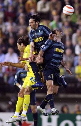 Marco Materazzi (Mitte) und Luis Figo (re., beide Inter) gegen Jose Mari (Villarreal) -  Fußball EC 1 Herren Champions League 2005 2006, FC Villarreal - FC Internazionale Mailand, Viertelfinale, Vdig Gruppe Villarreal Dynamik, Kampf, Höhe,
