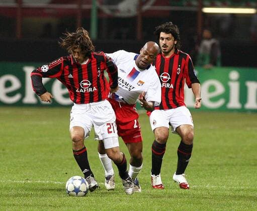 Sylvain Wiltord (Lyon, Mitte) gegen Andrea Pirlo (li.) und Gennaro Gattuso (beide Milan) -  Fußball EC 1 Herren Champions League 2005 2006, AC Mailand - Olympique Lyonnais, OL Gruppe Mailand Dynamik,