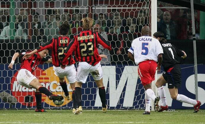 Filippo Inzaghi (Milan, li.) erzielt das 2:1, daneben v.li. Kaka, Massimo Ambrosini (alle Milan), Claudio Roberto Cacapa und Torwart Gregory Coupet (alle Lyon) -  Fußball EC 1 Herren Champions League 2005 2006, AC Mailand - Olympique Lyonnais 3:1, OL Gruppe Mailand Dynamik,