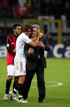 Trainer Carlo Ancelotti wird von Paolo Maldini (Mitte) geherzt, li. Serginho (alle Milan) Fußball EC 1 Herren Champions League 2005 2006, AC Mailand Gruppe Mailand Freude,