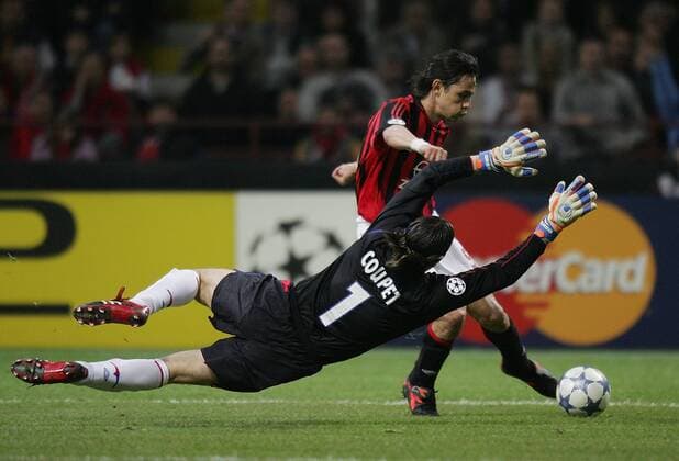 Torwart Gregory Coupet (Lyon) wirft sich wagemutig Filippo Inzaghi (Milan) entgegen -  Fußball EC 1 Herren Champions League 2005 2006, AC Mailand - Olympique Lyonnais 3:1, OL Gruppe Mailand Dynamik, Kampf, Abwehr