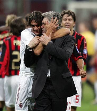 Paolo Maldini umarmt Trainer Carlo Ancelotti (beide Milan) innig -  Fußball EC 1 Herren UEFA Champions League 2005 2006, AC Mailand, Serie A, 1. Italienische Liga, Gruppe Mailand Freude,