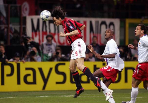 Filippo Inzaghi (Milan, li) köpft das 1:0, Eric Abidal (Mitte) und Fred (beide Lyon) kommen zu spät Fußball EC 1 Herren Champions League 2005 2006, AC Mailand - Olympique Lyonnais 3:1, OL Gruppe Mailand Dynamik,