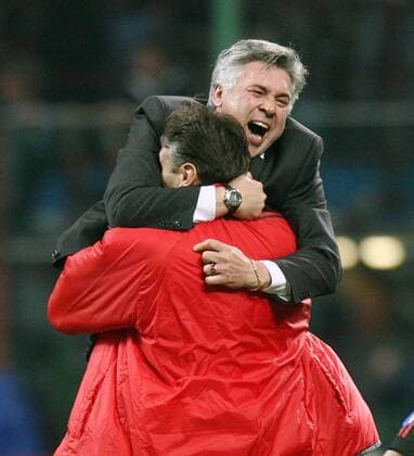 Trainer Carlo Ancelotti möchte am liebsten die ganze Welt drücken, hier muss erst einmal Torwart Zeljko Kalac (beide Milan) dran glauben -  Fußball EC 1 Herren Champions League 2005 2006, AC Mailand Gruppe Mailand Freude, Begeisterung,