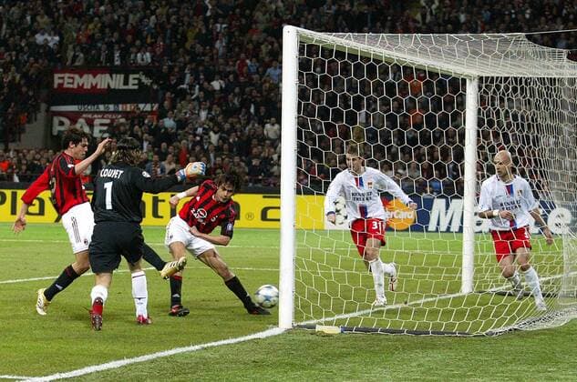 Filippo Inzaghi (Milan, Mitte) erzielt das 2:1 gegen Torwart Gregory Coupet, Francois Clerc (2.v.re.) und Cris (alle Lyon) sind machtlos Fußball EC 1 Herren Champions League 2005 2006, AC Mailand - Olympique Lyonnais 3:1, OL Gruppe Mailand Dynamik, Spannung,