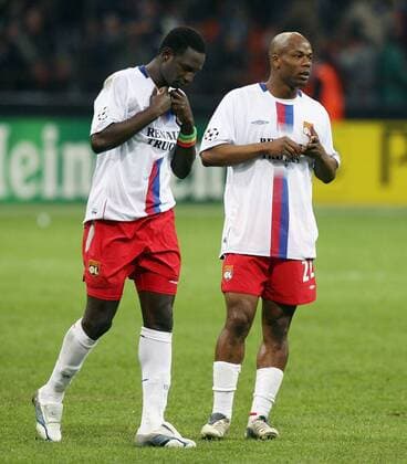 Mahamadou Diarra (li.) und Sylvain Wiltord (beide Lyon) enttäuscht -  Fußball EC 1 Herren Champions League 2005 2006, Olympique Lyonnais, OL Gruppe Mailand Enttäuschung,