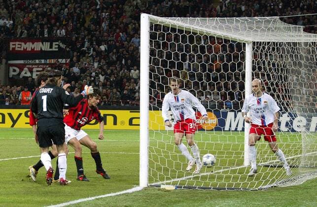 Filippo Inzaghi (Milan, 2.v.li.) erzielt das 2:1 gegen Torwart Gregory Coupet, Francois Clerc (2.v.re.) und Cris (alle Lyon) sind machtlos Fußball EC 1 Herren Champions League 2005 2006, AC Mailand - Olympique Lyonnais 3:1, OL Gruppe Mailand Dynamik,