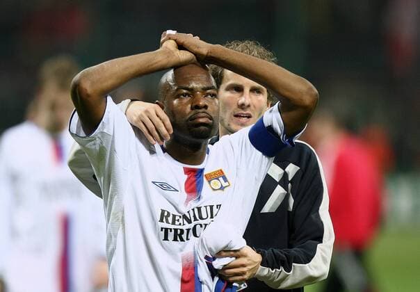 Claudio Roberto Cacapa (li.) und Patrick Müller (beide Lyon) enttäuscht -  Fußball EC 1 Herren Champions League 2005 2006, Olympique Lyonnais, OL Gruppe Mailand Enttäuschung,