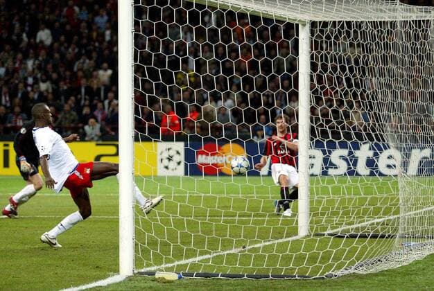 Claudio Roberto Cacapa (Lyon, li.) kann das 1:3 durch Andriy Shevchenko (Milan) nicht verhindern Fußball EC 1 Herren Champions League 2005 2006, AC Mailand - Olympique Lyonnais 3:1, OL Gruppe Mailand Dynamik,