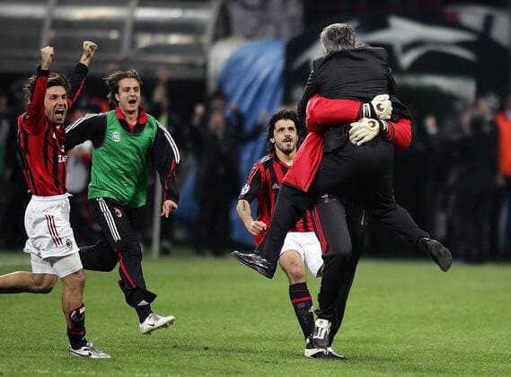 Schlussjubel Milan - v.li. Andrea Pirlo, Alberto Gilardino und Gennaro Gattuso stürmen auf Trainer Carlo Ancelotti zu -  Fußball EC 1 Herren Champions League 2005 2006, AC Mailand, Gruppe Mailand Begeisterung, Freude,