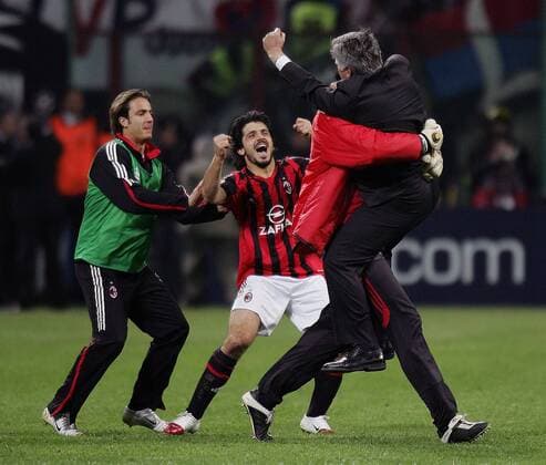 Schlussjubel Milan - Trainer Carlo Ancelotti wird umarmt und von Alberto Gilardino (li.) und Gennaro Gattuso bejubelt -  Fußball EC 1 Herren Champions League 2005 2006, AC Mailand Gruppe Mailand Freude, Begeisterung,