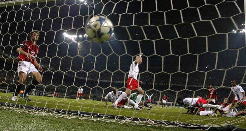 Der Ball zappelt zum 1:1 im Netz - Cris (Lyon, Mitte) kann jubelnd abdrehen -  Fußball EC 1 Herren Champions League 2005 2006, AC Mailand - Olympique Lyonnais 3:1, OL Totale Mailand Freude,