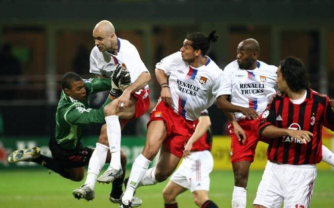 Torwart Dida (Milan) räumt Cris aus dem Weg, daneben Fred (Mitte) und Claudio Roberto Cacapa (alle Lyon) -  Fußball EC 1 Herren Champions League 2005 2006, AC Mailand - Olympique Lyonnais 3:1, OL Gruppe Mailand Dynamik, Kampf,