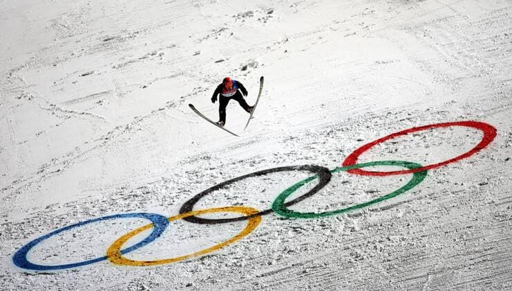 Jakub Janda (Tschechien) überfliegt die Olympischen Ringe Skispringen OS Winter Herren Olympische Spiele Turin 2006, Winterspiele, Ski Nordisch, Nordischer Skisport, Großschanze Totale Pragelato