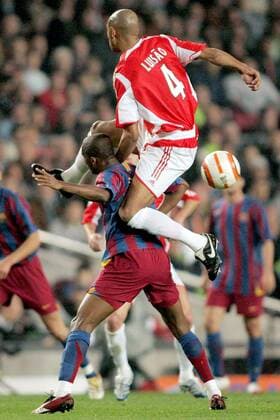 Samuel Etoo (FC Barcelona, li.) nimmt Luisao (Benfica) unfreiwillig Huckepack -  Fußball EC 1 Herren Champions League 2005 2006, FC Barcelona - Benfica Lissabon 2:0, Barca Gruppe Barcelona Dynamik, Höhe, Kampf,