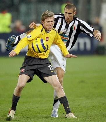 Aliaksandr Hleb (Arsenal, li.) gegen Giorgio Chiellini (Juventus) -  Fußball EC 1 Herren Champions League 2005 2006, Juventus Turin - Arsenal FC London 0:0, Juve Gruppe Viertelfinale Turin Kampf,