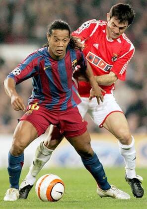 Ronaldinho (FC Barcelona, li.) gegen Giorgios Karagounis (Benfica) -  Fußball EC 1 Herren Champions League 2005 2006, FC Barcelona - Benfica Lissabon 2:0, Barca Gruppe Barcelona Dynamik,