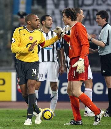 Thierry Henry (li.) und Torwart Jens Lehmann (beide Arsenal) klatschen ab -  Fußball EC 1 Herren Champions League 2005 2006, Juventus Turin - Arsenal FC London 0:0, Juve Gruppe Turin Freude,