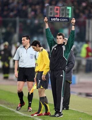 Der vierte Offizielle Knut Kircher zeigt die Einwechslung von Robert Pires (Arsenal) an -  Fußball EC 1 Herren Champions League 2005 2006, Arsenal FC London Gruppe Viertelfinale Turin