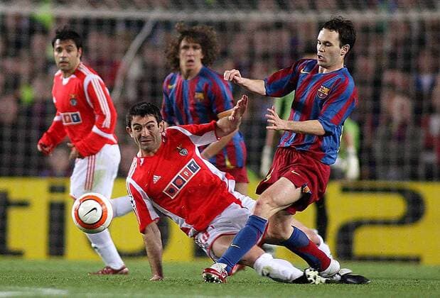 Giorgios Karagounis (Benfica Lissabon, li.) gegen Andres Iniesta (Barcelona) -  Fußball EC 1 Herren Champions League 2005 2006, FC Barcelona - Benfica Lissabon 2:0, Barca Gruppe Viertelfinale Barcelona Dynamik, Kampf,