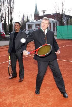 DTB Präsident Dr. Georg Freiherr von Waldenfels (Deutschland, re.) zeigt Sheikh Mohammad Bin Faleh Al Thani (Qatar), Präsident der Tennis Föderation von Katar (QTF), einen Rückhandvolley aus dem Lehrbuch Tennis Herren Masters Series Hamburg 2006, ATP Tour, Pressetermin Gruppe Am Rothenbaum Hamburg
