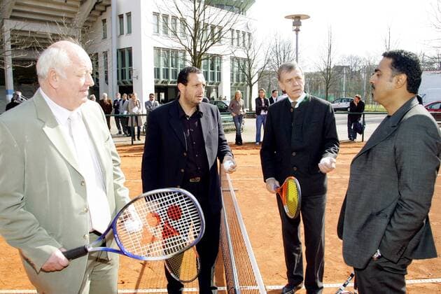 V.li.: 1. Turnierdirektor Walter Knapper (Deutschland), 2. Turnierleiter Ayman Azmy Galal (Qatar), DTB Präsident Dr. Georg Freiherr von Waldenfels (Deutschland, re.) mit dem ) und Sheikh Mohammad Bin Faleh Al Thani (Qatar)... Tennis Herren Masters Series Hamburg 2006, ATP Tour, Pressetermin, Scheich, Federation Gruppe Am Rothenbaum Hamburg