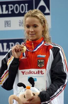 Siegerehrung 100m Rücken der Kurzbahn WM 2006: Weltmeisterin Janine Pietsch (Deutschland) präsentiert ihre Goldmedaille -  Schwimmen WM Damen Kurzbahn Weltmeisterschaft 2006, 100m, 100 m, Meter, Rücken, Rückenschwimmen, Vdig Einzelbild IMCpau7770810 Shanghai