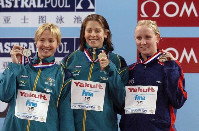 Siegerehrung 50m Brust der Kurzbahn WM 2006: Weltmeisterin Jade Edmistone (Mitte) gewinnt vor Brooke Hanson (beide Australien, li.) und Jessica Hardy (USA) -  Schwimmen WM Damen Kurzbahn Weltmeisterschaft 2006, 50m, 50 m, Meter, Brust, Brustschwimmen, Vdig Gruppe IMCpau7771408 Shanghai Freude,