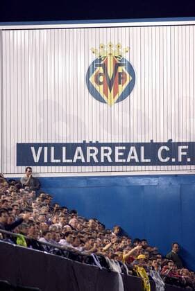 Riesige Werbetafel mit wechselnden Motiven im vollbesetzten Stadion von Villarreal -  Fußball EC 1 Herren Champions League 2005 2006, FC Villarreal Totale Estadio El Madrigal Villarreal