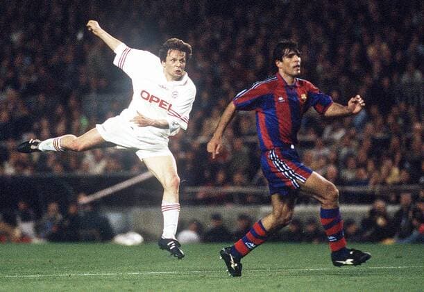 Marcel Witeczek (li., Bayern) zieht ab und erzielt das 0:2, Miguel Angel Nadal (FC Barcelona) hat das Nachsehen Fußball EC 3 Herren UEFA Pokal 1995 1996, FC Barcelona - FC Bayern München 1:2, Barca, Cup, Halbfinale, Vdia Gruppe Barcelona Dynamik,