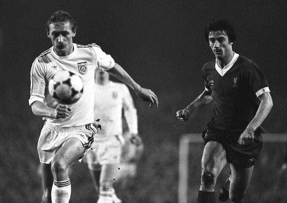 Hans Weiner (li., Bayern) gegen Ian Rush (Liverpool) Fußball EC 1 Herren Europapokal der Landesmeister 1980 1981, FC Liverpool - FC Bayern München 0:0, Europacup, Vneg, Vsw Gruppe Liverpool Dynamik,
