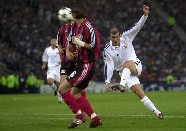 Zinedine Zidane (re., Real Madrid) zieht volley ab und erzielt das 2:1, Boris Zivkovic (Leverkusen) dreht sich weg Fußball EC 1 Herren Champions League 2001 2002, Real Madrid CF - Bayer 04 Leverkusen 2:1, Finale, Endspiel, Vdig Gruppe Glasgow Dynamik,