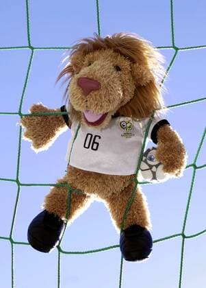 WM Maskottchen Goleo VI hängt mit Pille dem sprechenden Ball in einem Tornetz Fußball WM Herren Vorschau Weltmeisterschaft 2006, Shooting, Vdig Einzelbild Luzern