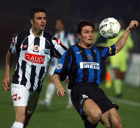 Michele Fini (Ascoli, li.) gegen Javier Zanetti (Inter) -  Fußball Herren Serie A 2005 2006, 1. Italienische Liga, AV Ascoli Calcio - FC Internazionale Mailand 1:2 Gruppe Ascoli