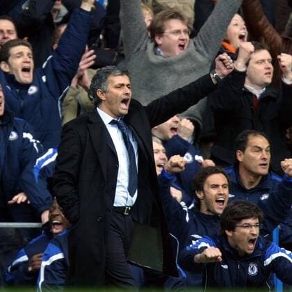Trainer Jose Mourinho (Chelsea) - Torjubel vor der Reservebank -  Fußball Herren English Premier League 2005 2006, 1. Englische Liga, Chelsea FC London Gruppe London Freude, Begeisterung,