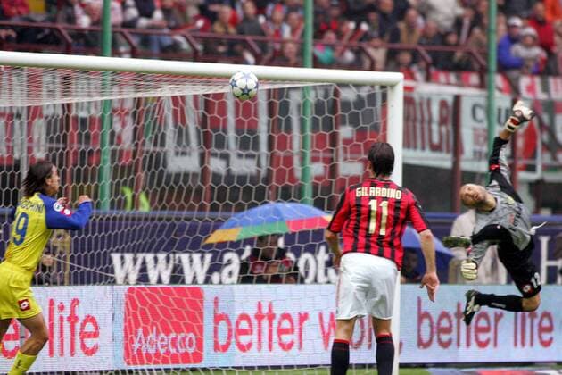 Alberto Gilardino (Milan, Mitte) schaut beim 1:1 Ausgleichstreffer zu - Torwart Alberto Fontana fliegt vergeblich, auch Franceschini (beide Chievo) kann nicht mehr eingreifen Fußball Herren Serie A 2005 2006, 1. Italienische Liga, AC Mailand - AC Chievo Verona 4:1 Totale Mailand