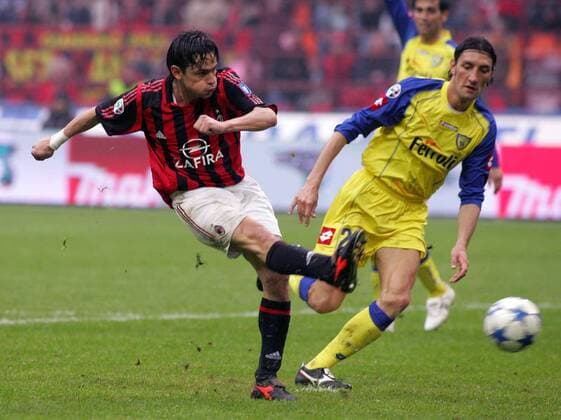 Filippo Inzaghi (Milan, li.) zieht ab, Davide Mandelli (Chievo) kommt zu spät Fußball Herren Serie A 2005 2006, 1. Italienische Liga, AC Mailand - AC Chievo Verona 4:1 Gruppe Mailand Dynamik,