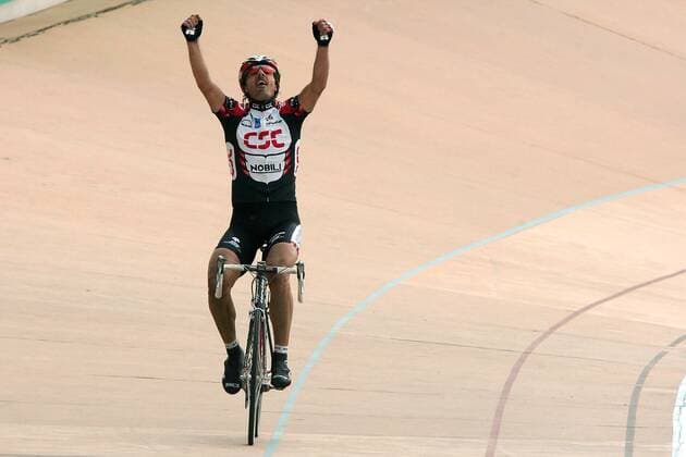Fabian Cancellara (Schweiz CSC) gewinnt Paris Roubaix 2006 -  Radsport Herren Paris Roubaix 2006, Straßenradsport, Straße, Rad, ProTour Einzelbild Paris - Roubaix Freude, Begeisterung,  