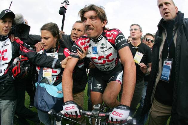 Fabian Cancellara (Schweiz CSC) gewinnt Paris Roubaix 2006 und wird von Helfern zum Siegertreppchen begleitet -  Radsport Herren Paris Roubaix 2006, Straßenradsport, Straße, Rad, ProTour Gruppe Paris - Roubaix Erschöpfung  