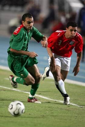 Mohamed Abdel Wahab (re., Ägypten) gegen Walid Regragui (Marokko) -  Fußball Länderspiel Herren Africa Cup of Nations 2006, African, Coupe d Afrique des, ACN, CAN, Afrika Pokal, Afrikapokal, Vdig Gruppe Ägypten - Marokko 0:0 Kairo Dynamik,