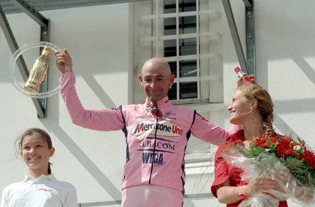 Etappensieger Marco Pantani (Italien Mercatone Uno) während der Siegerehrung zwischen zwei Hostessen -  Radsport Herren Tour de France 2000, Straßenradsport, Straße, Rad, Vneg Gruppe 12. Etappe: Carpentras - Mont Ventoux Freude,