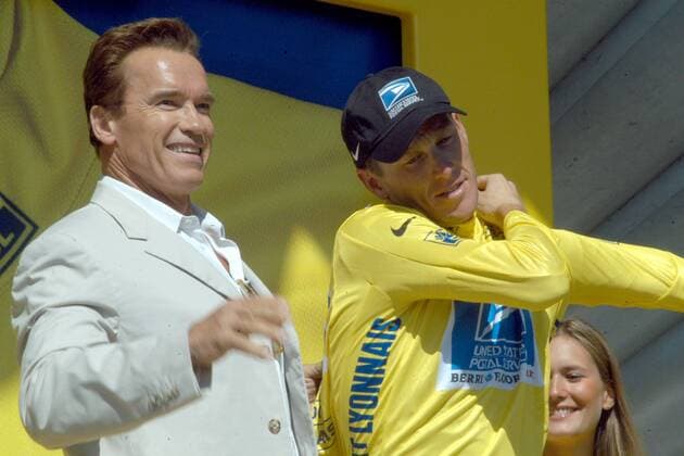 Siegerehrung: Lance Armstrong (re., USA US Postal Service) streift im Beisein von Schauspieler Arnold Schwarzenegger (Österreich) das gelbe Trikot des Gesamtführenden über -  Radsport Herren Tour de France 2003, Straßenradsport, Straße, Rad, Vdig Gruppe 11. Etappe: Narbonne - Toulouse Freude,