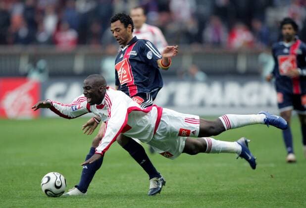Edouard Cisse (Paris St. Germain, re.) bringt Matt Moussilou (Lille) zu Fall -  Fußball Herren Coupe de France 2005 2006, Französischer Pokal, Pokalspiel, Paris Saint Germain - OSC Lille 2:1, PSG Gruppe pan13648 Paris Dynamik, Kampf,  