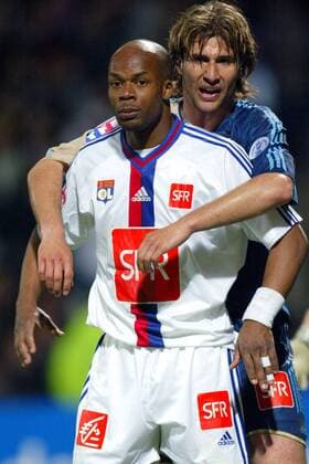 Sylvain Wiltord (Lyon, li.) nimmt die enge Manndeckung von Lorik Cana (Marseille) mit Fassung -  Fußball Herren Coupe de France 2005 2006, Französischer Pokal, Pokalspiel, Gruppe pan13647 Lyon  