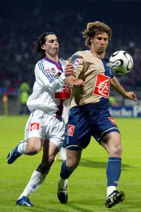 Lorik Cana (Marseille, re.) gegen Tiago (Lyon) -  Fußball Herren Coupe de France 2005 2006, Französischer Pokal, Pokalspiel, Gruppe pan13647 Lyon Dynamik,  