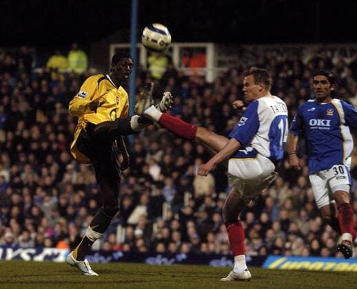 Emmanuel Adebayor (Arsenal, li.) gegen Matthew Taylor (Portsmouth) - EDITORIAL USE ONLY. No use with unauthorised audio, video, data, fixture lists, club league logos or live services. Online in-match use limited to 120 images, no video emulation. No use in betting, games or single club league player publications. Fußball Herren English Premier League 2005 2006, 1. Englische Liga, FC Portsmouth - Arsenal FC London 1:1 Gruppe Portsmouth Dynamik,