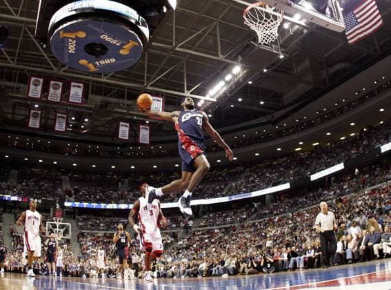 LeBron James (Cleveland Cavaliers) fliegt in Richtung Korb -  (DEP2006041202) Basketball Herren NBA Saison 2005 2006, Detroit Pistons - Cleveland Cavaliers 96:73 Totale Palace of Auburn Hills Detroit Dynamik, Höhe,