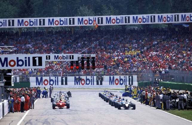 Start zum GP von Deutschland 2000 - David Coulthard (Schottland McLaren Mercedes, re.) steht auf der Pole Position, auf Startplatz Zwei steht Michael Schumacher (Deutschland Ferrari, li.) Motorsport Grand Prix Herren Großer Preis von Deutschland 2000, Formel 1 F1, F, GP, WM, ausverkauft, Hockenheimring Totale Bandenwerbung, Werbebande, Werbung, Mobil1, Mobil Hockenheim, Startgerade, Zuschauer, Publikum Masse,