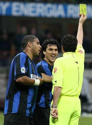 Nicolas Burdisso (Inter, Mitte) reagiert wütend auf die gelbe Karte von Schiedsrichter Massimo de Santis, li. Adriano -  Fußball Herren Serie A 2005 2006, 1. Italienische Liga, FC Internazionale Mailand Gruppe Mailand